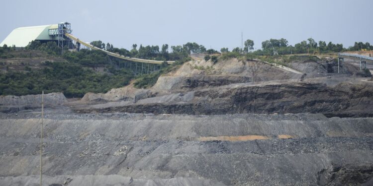 Produção de minério de ferro aumenta e preços caem