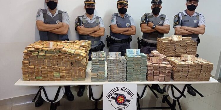 PM encontra R$ 11,5 milhões em espécie no teto falso de caminhão