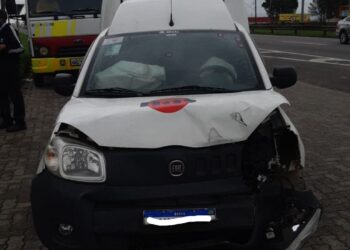 Motorista fica ferido após colidir veículo na traseira de carreta na Dutra