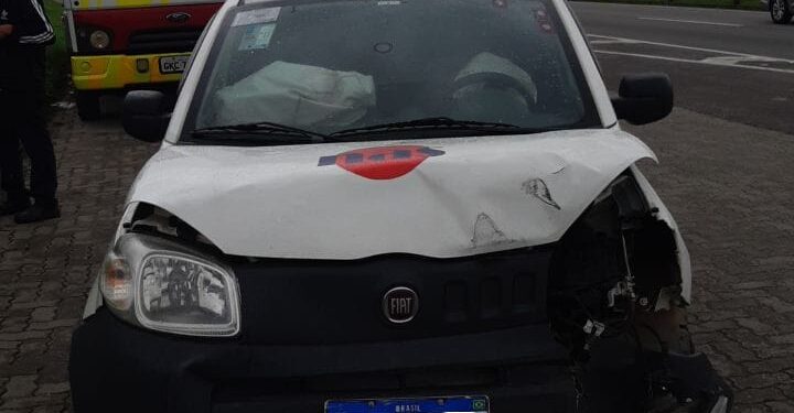 Motorista fica ferido após colidir veículo na traseira de carreta na Dutra