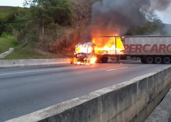 Caminhão pega fogo e deixa o trânsito parado na Dutra em Barra Mansa