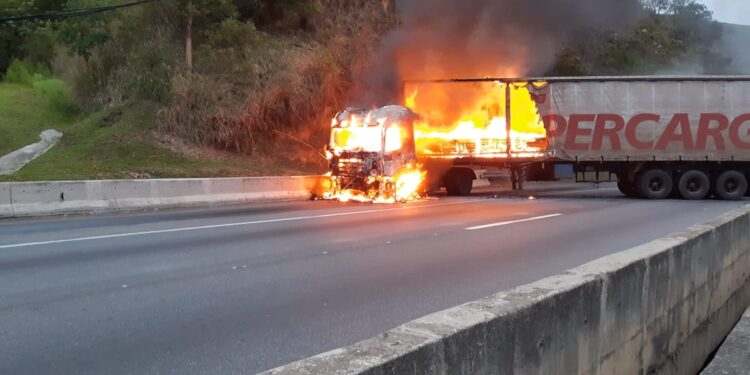 Caminhão pega fogo e deixa o trânsito parado na Dutra em Barra Mansa
