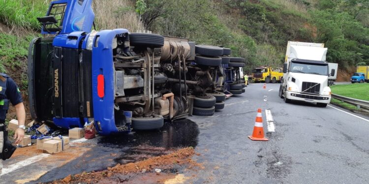 Carreta com biscoitos tomba na Serra das Araras em Piraí. Veja o vídeo