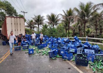 Carreta carregada de cerveja sofre acidente na rodovia Pinheiral x Arrozal