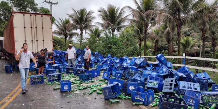 Carreta carregada de cerveja sofre acidente na rodovia Pinheiral x Arrozal