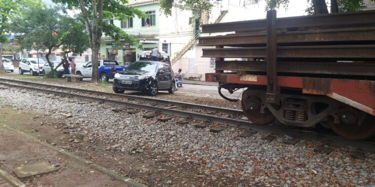 Vídeo mostra carro estacionado irregularmente bloqueando linha férrea na Vila Nova em Barra Mansa
