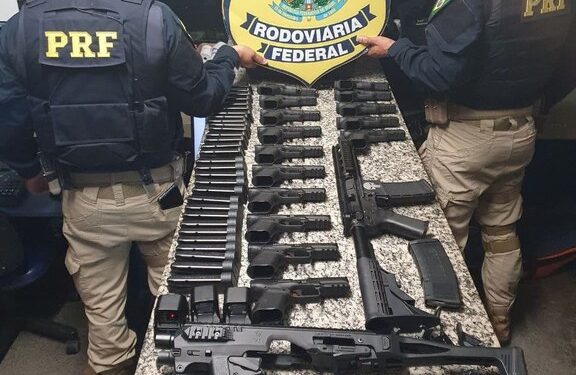 Vídeo mostra arsenal de guerra apreendido pela PRF na Dutra em Seropédica