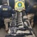 Vídeo mostra arsenal de guerra apreendido pela PRF na Dutra em Seropédica
