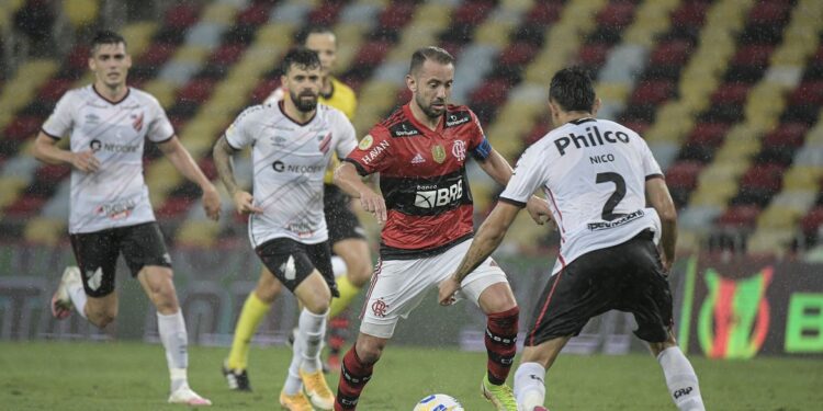 Flamengo atropela Athletico-PR no Maracanã e sobe no G4 do Brasileiro