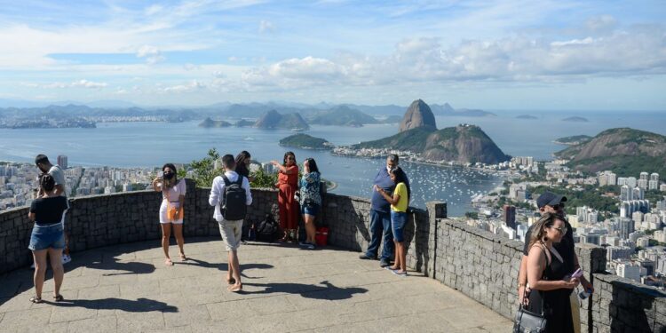 Prefeito do Rio prevê desobrigar uso de máscaras em duas semanas