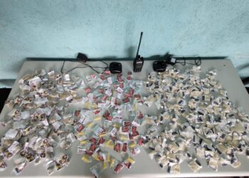 Troca de tiros entre PM e suspeitos termina com um preso e grande apreensão de drogas