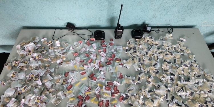Troca de tiros entre PM e suspeitos termina com um preso e grande apreensão de drogas