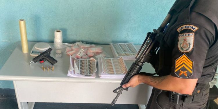 Após denúncia, PM prende condenado com pistola de fabricação turca na Vila Brasília