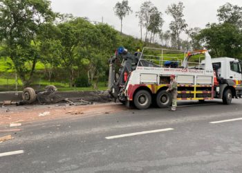 Acidente grave interrompe a Rodovia Presidente Dutra na altura de Barra Mansa