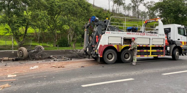Acidente grave interrompe a Rodovia Presidente Dutra na altura de Barra Mansa