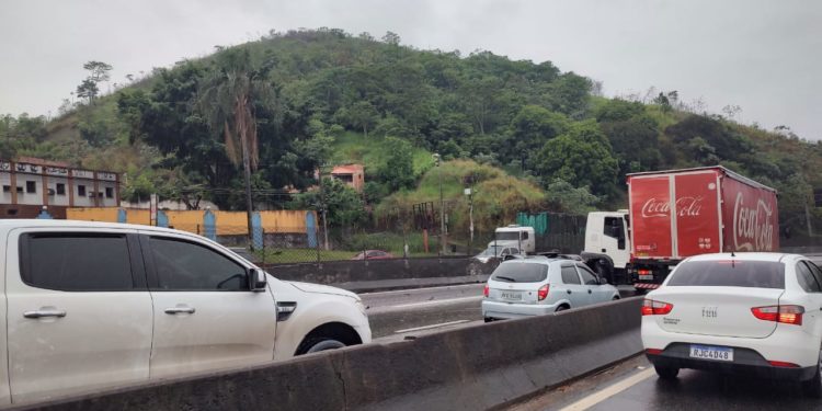 Dois acidentes na Dutra na manhã desta sexta-feira deixam o trânsito lento entre BM e VR