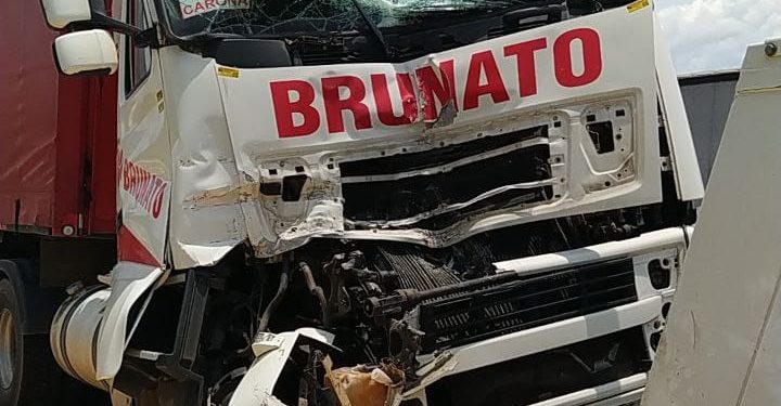 Caminhoneiro fica ferido após colisão traseira na Dutra em Itatiaia