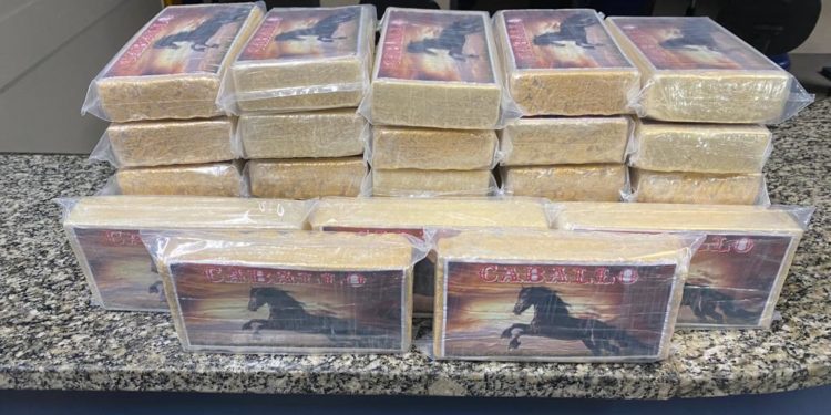 Após perseguição, traficante é preso com 30 kg de cocaína na Dutra em Barra Mansa