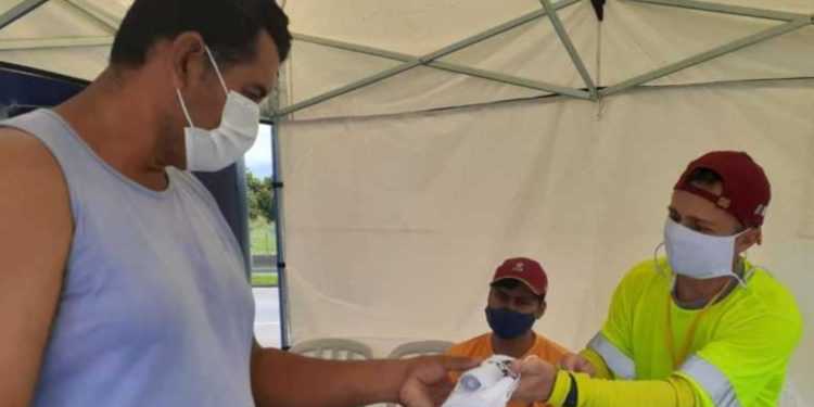 Mobilização de saúde na Dutra, em Barra Mansa, atende mais de 30 motoristas
