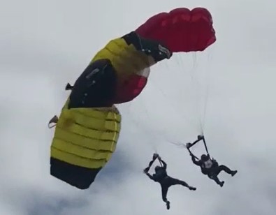 Paraquedista morre e outro fica gravemente ferido após colisão no ar no Aero Clube de Resende. Vídeo mostra o momento da queda