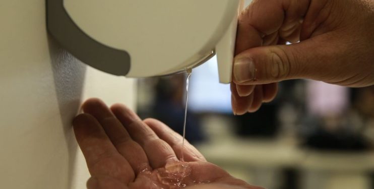 Alerj obriga bancos a disponibilizar álcool gel para os clientes