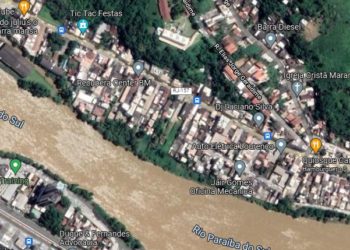 Dupla da moto abre fogo contra pessoas num bar no Ano Bom. Um é atingido