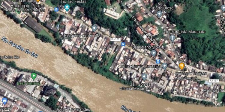 Dupla da moto abre fogo contra pessoas num bar no Ano Bom. Um é atingido