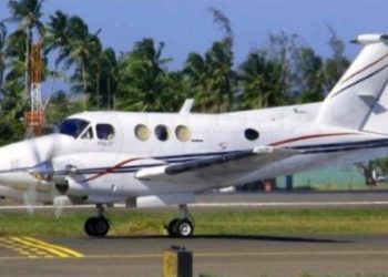 Equipes fazem buscas por avião bimotor que caiu no litoral de Paraty
