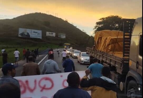 Manifestantes tentam bloquear Dutra na Flumidiesel em Barra Mansa
