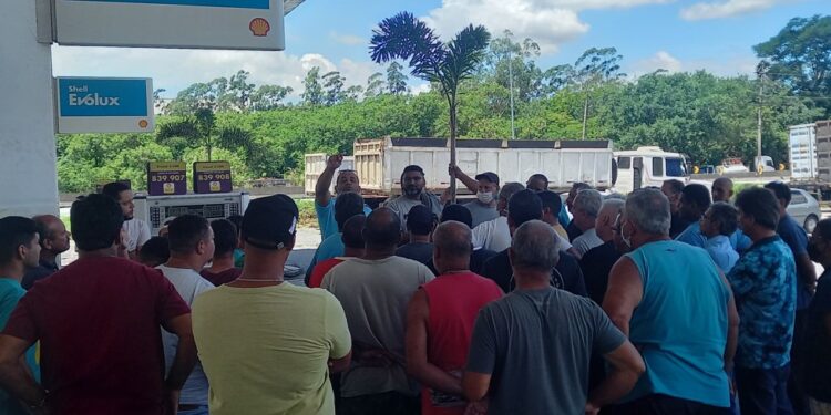 Caminhoneiros autônomos querem 60% de reajuste no frete da região