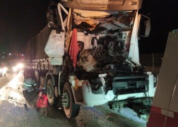 Caminhoneiro escapa da morte em acidente na Dutra em Itatiaia