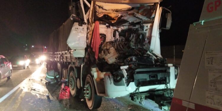 Caminhoneiro escapa da morte em acidente na Dutra em Itatiaia