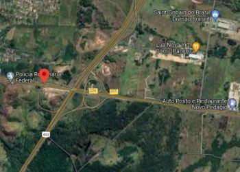 Bandido em fuga atropela quatro pessoas e deixa um morto. Na mala do carro: 6 fuzis, 27 pistolas e 350kg de maconha. Tudo isso na Dutra