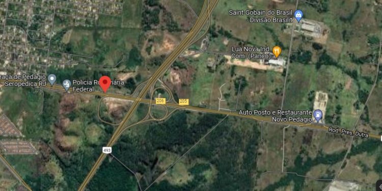 Bandido em fuga atropela quatro pessoas e deixa um morto. Na mala do carro: 6 fuzis, 27 pistolas e 350kg de maconha. Tudo isso na Dutra