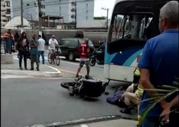 Motociclista fica ferido após colisão com ônibus no Centro de Barra Mansa