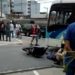 Motociclista fica ferido após colisão com ônibus no Centro de Barra Mansa