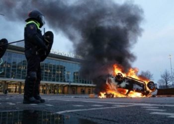 Protesto na Holanda contra medidas de combate à covid deixa feridos
