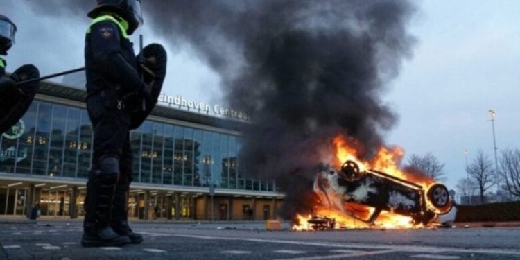 Protesto na Holanda contra medidas de combate à covid deixa feridos