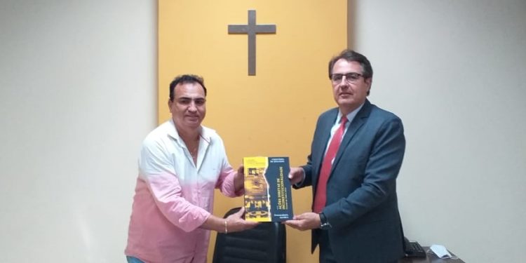 Procurador da Câmara faz entrega oficial de E-BOOK ao presidente Neném