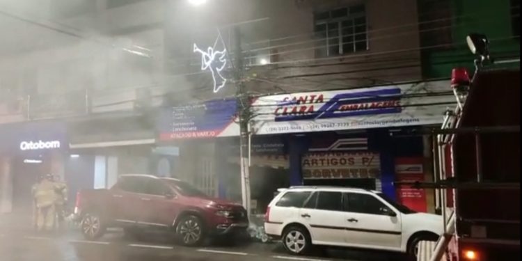 Loja pega fogo no Centro de Barra Mansa. Vídeo mostra Bombeiros arrombando a porta para entrar