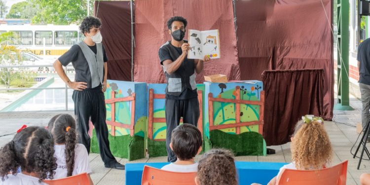 Cia Teatral BuZum! faz apresentações para estudantes de Porto Real