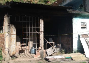 Incêndio em casa no bairro Piteiras deixa uma vítima