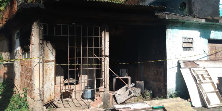 Incêndio em casa no bairro Piteiras deixa uma vítima