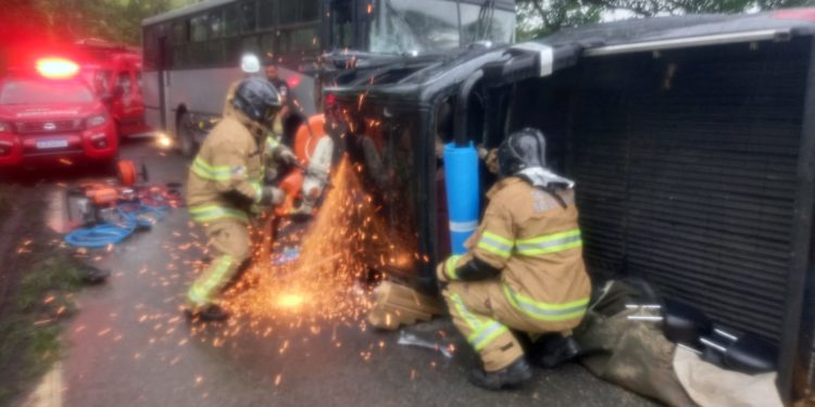 RJ-155: grave acidente deixa três feridos no trevo de Passa Três