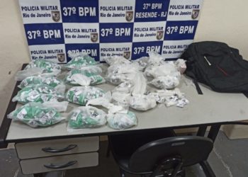 PM encontra 774 pinos de cocaína escondidos no berço do filho de traficante em Resende
