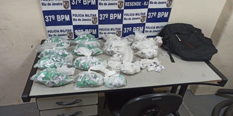 PM encontra 774 pinos de cocaína escondidos no berço do filho de traficante em Resende