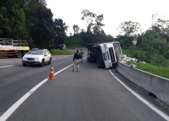 Saqueadores levam parte da carga de uva passa de carreta que tombou na Serra das Araras