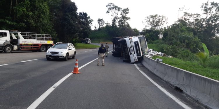 Saqueadores levam parte da carga de uva passa de carreta que tombou na Serra das Araras
