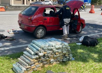 PRF encontra 130kg de maconha em carro na Dutra em Piraí