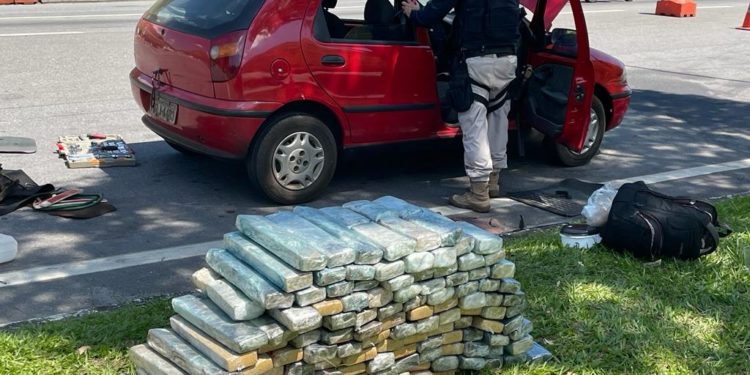 PRF encontra 130kg de maconha em carro na Dutra em Piraí